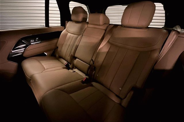 New 2026 Land Rover Range Rover Long Wheelbase SE AWD/4WD image 9