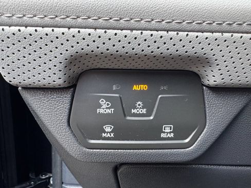 Used 2024 Volkswagen Atlas Peak Edition SE AWD/4WD image 15