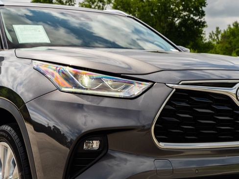 Used 2022 Toyota Highlander Limited FWD image 10