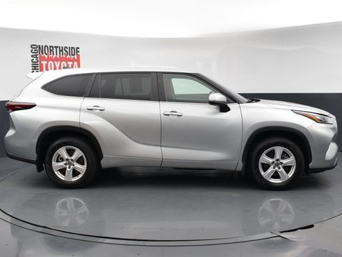 Used 2024 Toyota Highlander LE AWD/4WD image 5