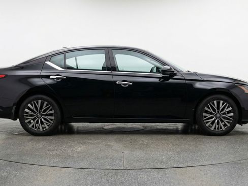 Used 2025 Nissan Altima 2.5 SV FWD image 11