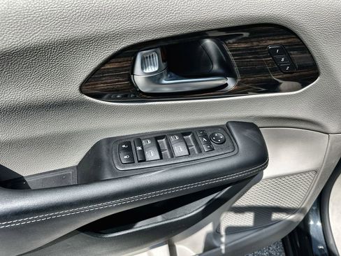 Used 2023 Chrysler Pacifica Limited FWD image 24