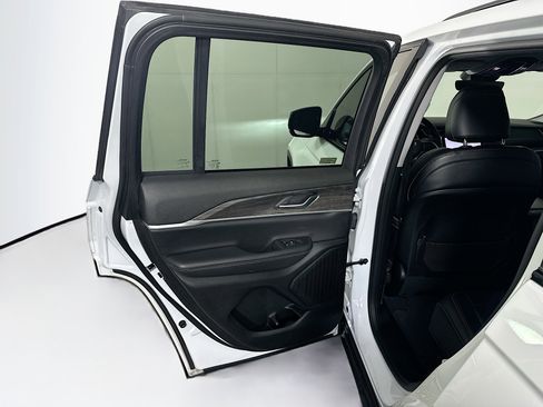 Used 2023 Jeep Grand Cherokee Limited w/ Black Appearance Package image 26