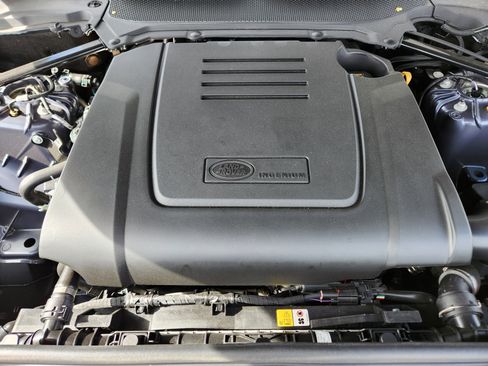 Used 2025 Land Rover Discovery S image 9