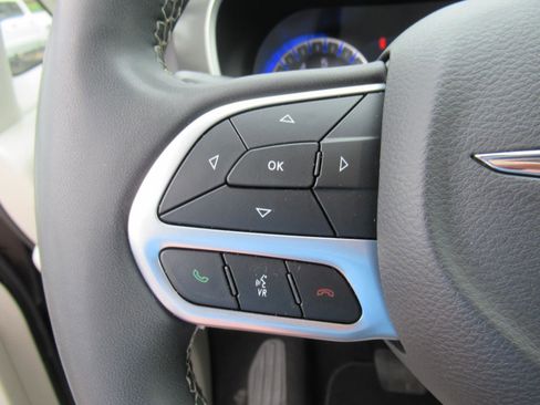 Used 2023 Chrysler Pacifica Touring-L FWD image 23