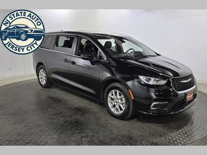 Used 2025 Chrysler Pacifica Select
