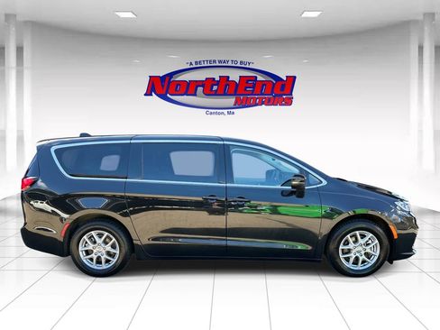 Used 2023 Chrysler Pacifica Touring-L FWD image 2