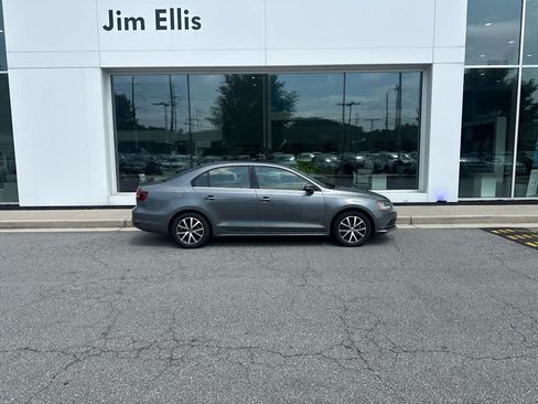 Used 2017 Volkswagen Jetta SE FWD image 2