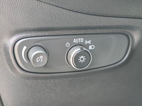 Used 2018 Chevrolet Equinox LT w/ LPO, Hit The Road Package AWD/4WD image 38