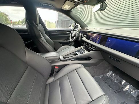 Certified 2025 Porsche Macan Electric image 40