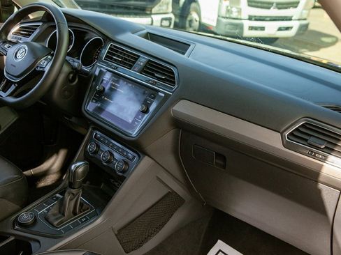 Used 2020 Volkswagen Tiguan SE w/ Panoramic Sunroof Package image 11