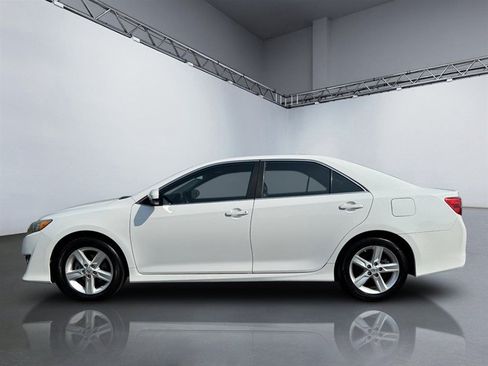 Used 2014 Toyota Camry SE FWD image 2
