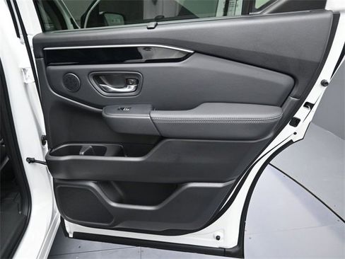 New 2025 Honda Pilot Touring image 2