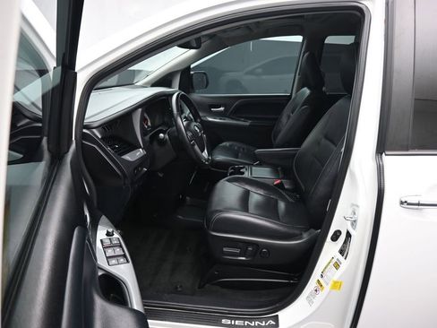 Used 2016 Toyota Sienna SE Premium w/ Protection Package FWD image 11