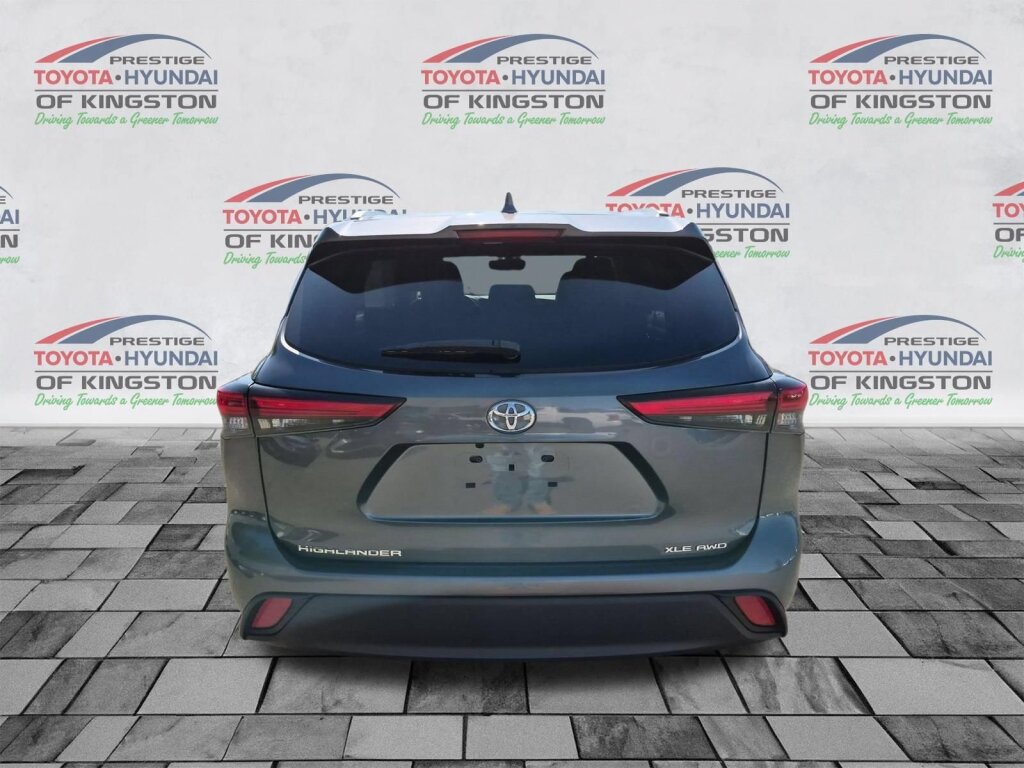 Certified 2022 Toyota Highlander XLE AWD/4WD image 4
