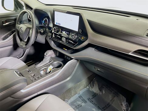 Certified 2023 Toyota Highlander Bronze Edition image 25
