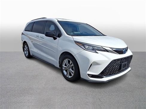 Used 2023 Toyota Sienna XSE w/ XSE Plus Package image 3