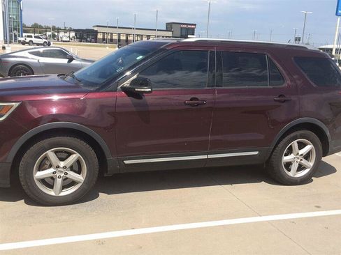 Used 2018 Ford Explorer XLT w/ Equipment Group 202A FWD image 1