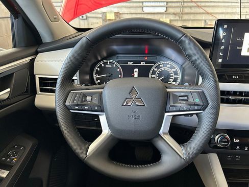 New 2025 Mitsubishi Outlander SE image 43