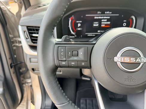 Used 2023 Nissan Rogue Platinum FWD image 16