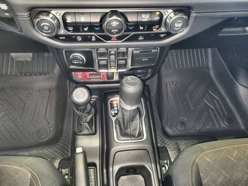 Used 2025 Jeep Gladiator Mojave w/ Convenience Group AWD/4WD image 20