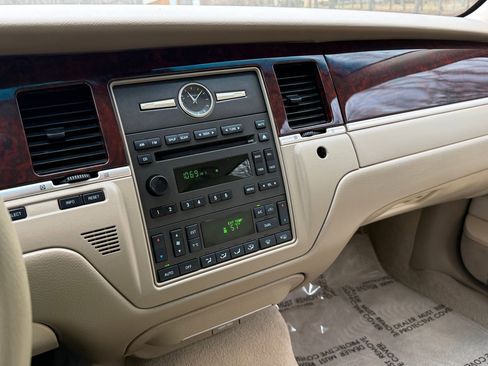 Used 2006 Lincoln Town Car Signature image 14
