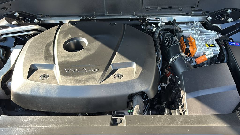 Certified 2025 Volvo XC90 T8 Plus AWD/4WD image 32
