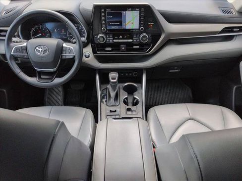 Used 2021 Toyota Highlander XLE AWD/4WD image 19