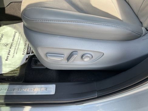 Used 2025 Toyota Highlander Limited image 3