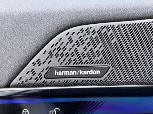 Used 2025 BMW i5 xDrive40 w/ Premium Package image 19