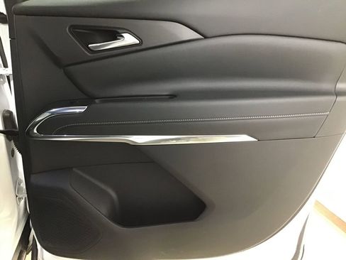 Used 2025 Chevrolet Traverse LT image 9