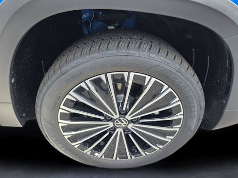 New 2026 Volkswagen Taos SE FWD image 17