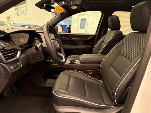 Used 2025 GMC Acadia Denali AWD/4WD image 9