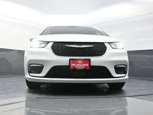 Used 2023 Chrysler Pacifica Touring-L image 26