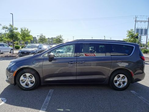 Used 2017 Chrysler Pacifica Premium image 7