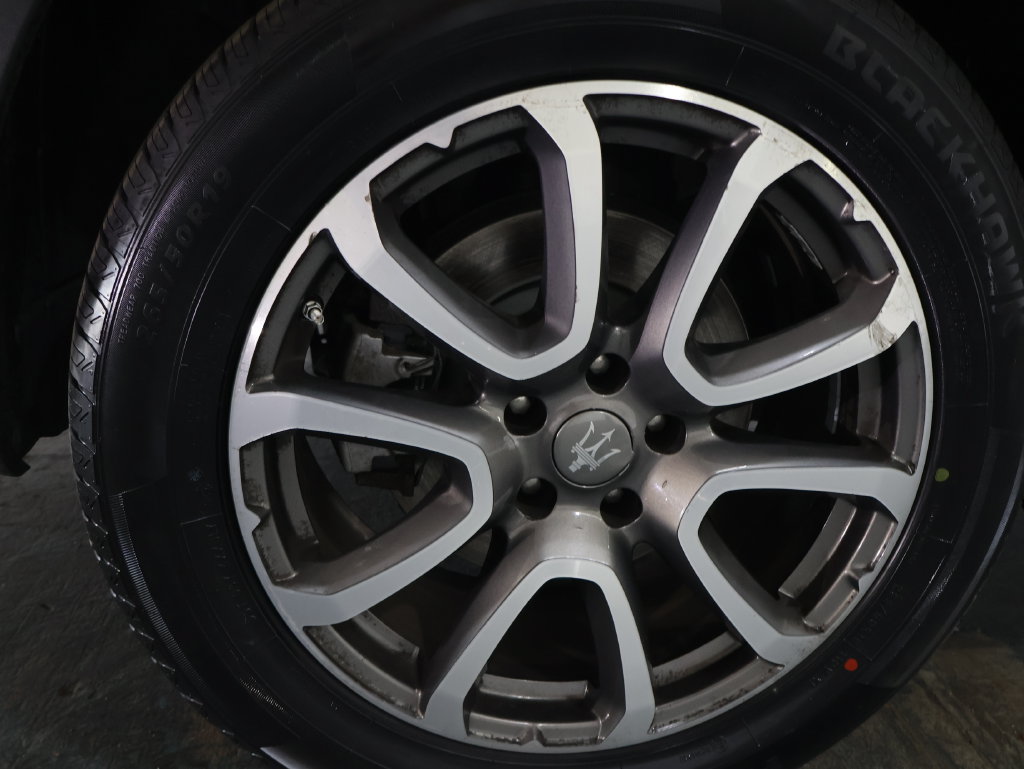 Used 2018 Maserati Levante AWD/4WD image 29