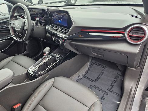 Used 2025 Chevrolet Trax RS w/ Sunroof Package image 38