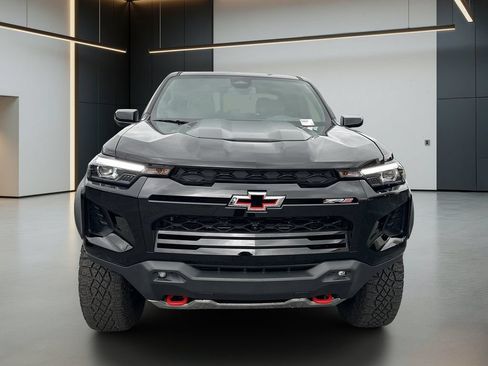 Used 2025 Chevrolet Colorado ZR2 w/ Midnight Edition AWD/4WD image 9