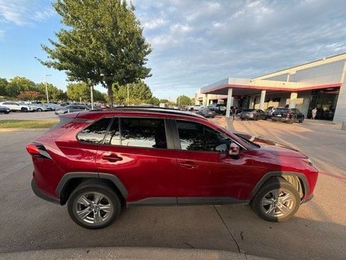 Used 2022 Toyota RAV4 XLE w/ Convenience Package FWD image 3