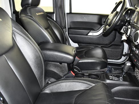 Used 2013 Jeep Wrangler Unlimited Sahara w/ Connectivity Group AWD/4WD image 40