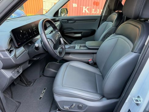 Used 2024 Kia EV9 Light Long Range RWD image 16