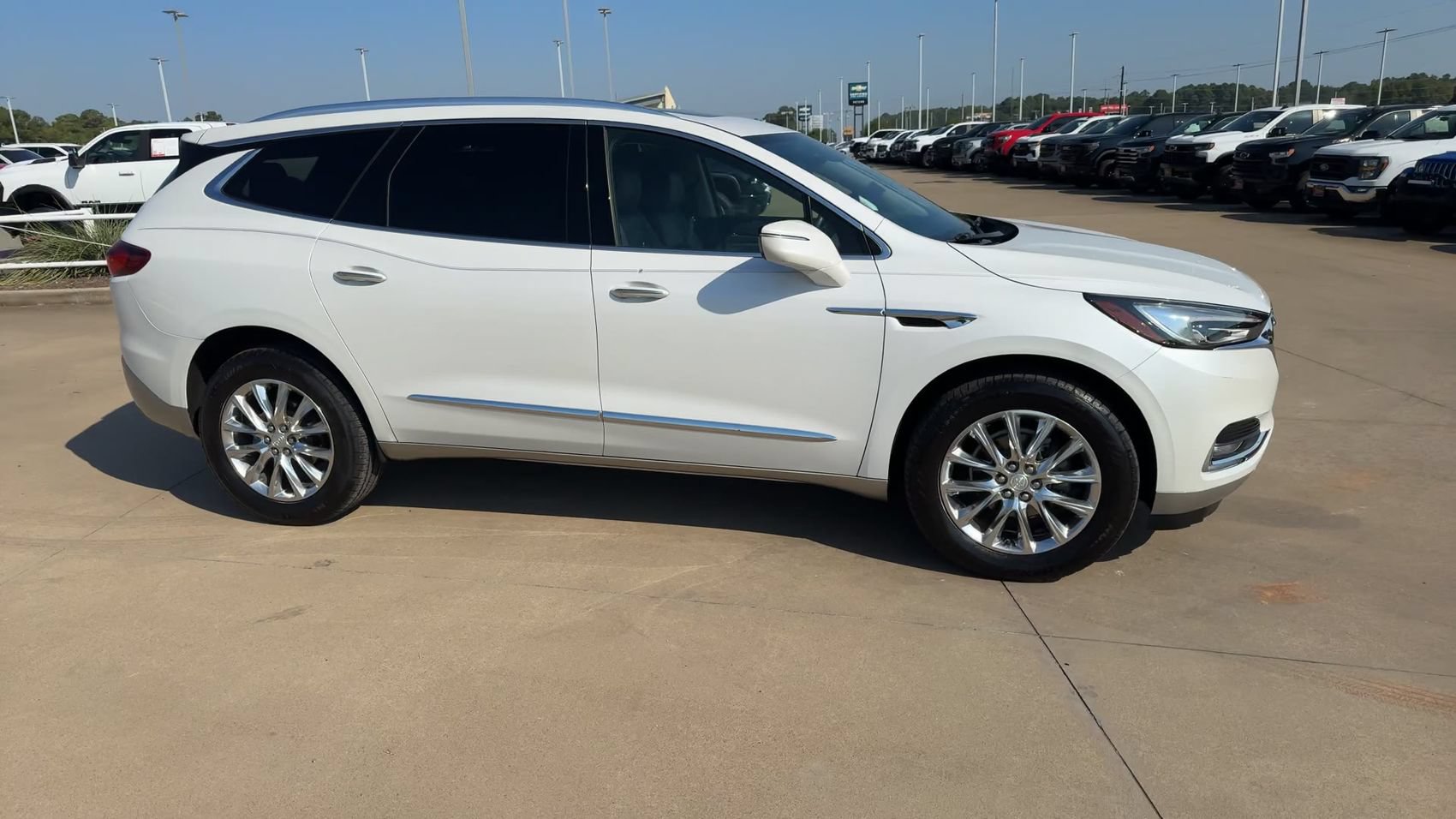 Used 2021 Buick Enclave Essence w/ Sound and Sites Package FWD image 2