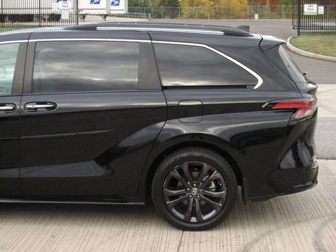 Used 2023 Toyota Sienna XSE image 8