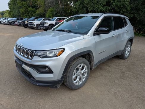 Used 2024 Jeep Compass Latitude w/ Convenience Group AWD/4WD image 8