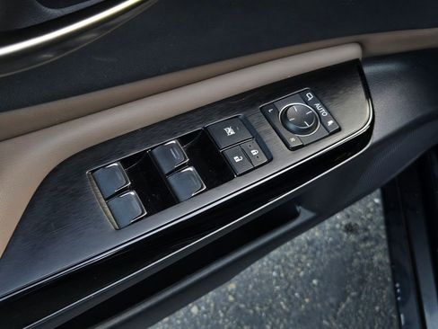 Used 2023 Lexus ES 300h w/ Premium Package image 11