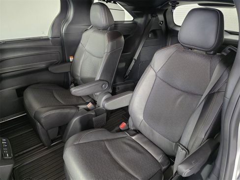 Used 2025 Toyota Sienna Platinum image 15