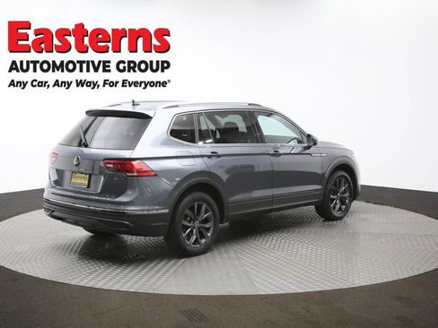 Used 2022 Volkswagen Tiguan SE w/ Panoramic Sunroof Package image 43
