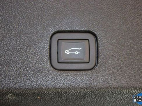 Certified 2025 Cadillac XT6 Premium Luxury image 17