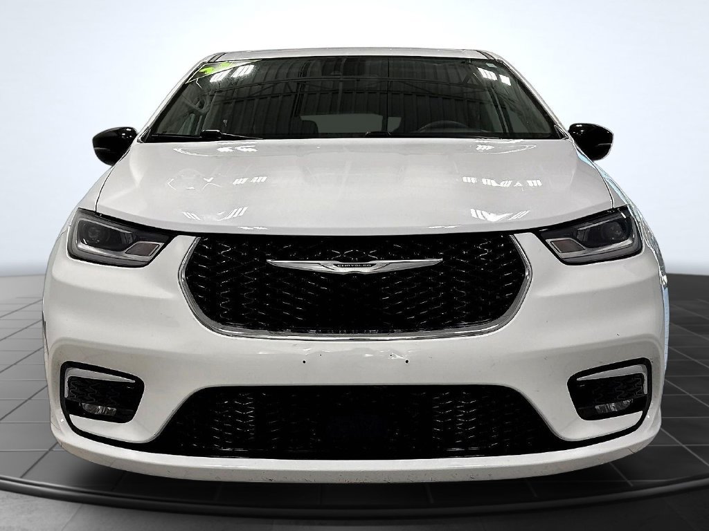 Used 2024 Chrysler Pacifica Touring-L FWD image 2