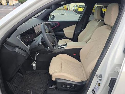 Used 2025 BMW X3 xDrive30i w/ Premium Package AWD/4WD image 3